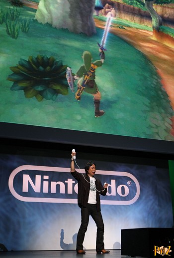 Miyamoto offrant une démo de Skyward Sword