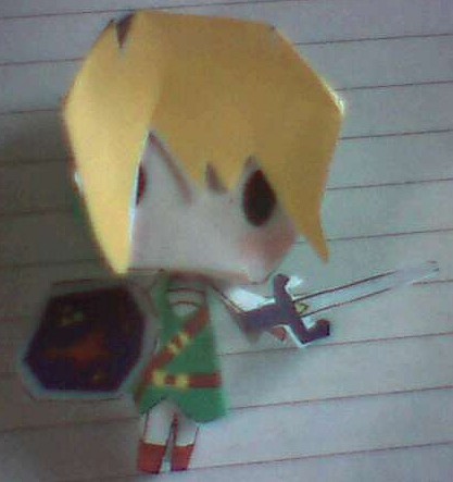 Link en papercraft, avec Excalibur et son bouclier