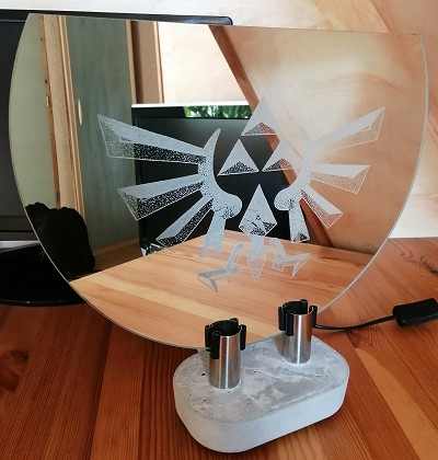 gravure emblème de la Triforce sur miroir