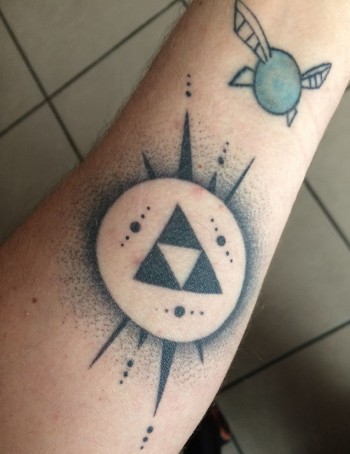 tatouage tatouage de la Triforce et Navi